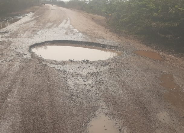 తాడిచెర్ల-కొయ్యుర్ రోడ్డుపై భారీ గుంత..!