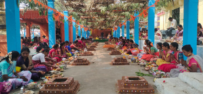 కలమడుగులో మహిళల కుంకుమ పూజలు..