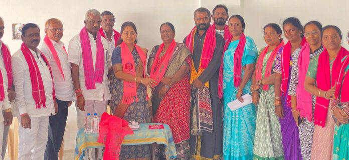 సొంతగూటికి చేరిన యాట విజయలక్ష్మి