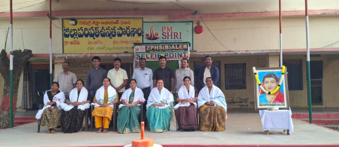 జిల్లా పరిషత్ ఉపాధ్యాయురాలకు ఘన సన్మానం