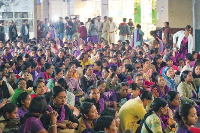 బెంగాల్లో ఆశా వర్కర్ల నిర్భంధం