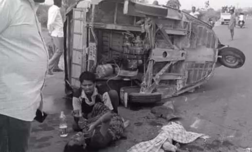 ఆటో బోల్తా..బాలుడు మృతి