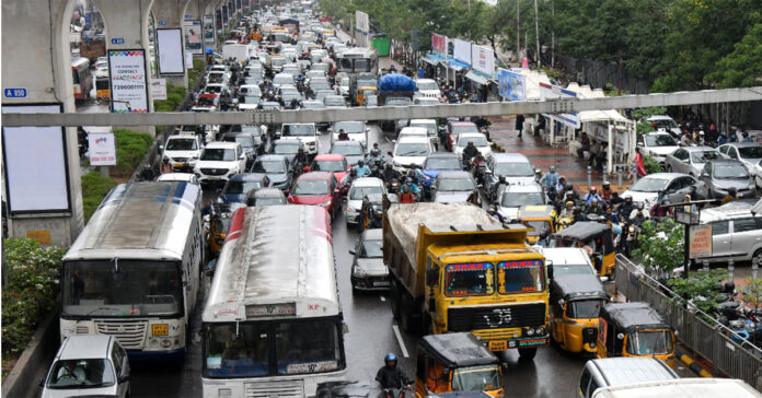 బేగంపేట్ వద్ద భారీగా ట్రాఫిక్ జాం