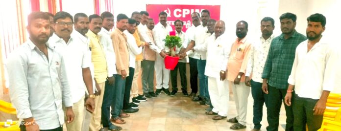 జాన్వెస్లీని కలిసి అభినందనలు తెలియజేసిన ఫాబ్సిటీ నిర్వాసితులు