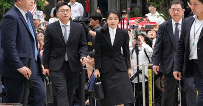 దక్షిణ కొరియా మాజీ ప్రథమ మహిళకు జైలు శిక్ష