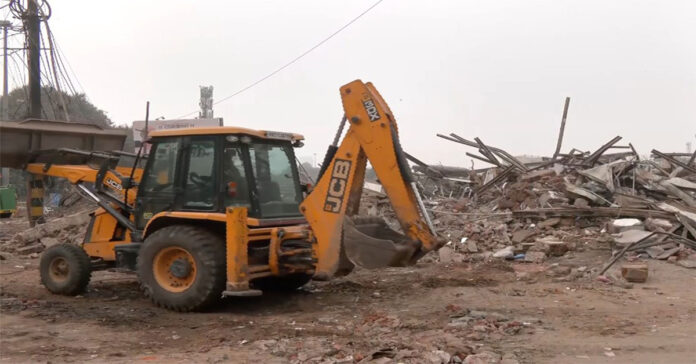 ఢిల్లీలో అర్ధరాత్రి ఉద్రిక్తత..