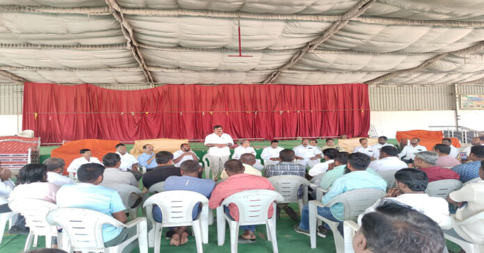 గులాబీ జెండా ఎగరవేయడం పక్క