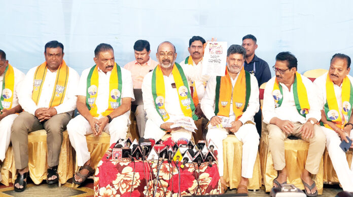 నీళ్ల ద్రోహి కేసీఆరే.. అడ్డుకున్నది బీజేపీయే..