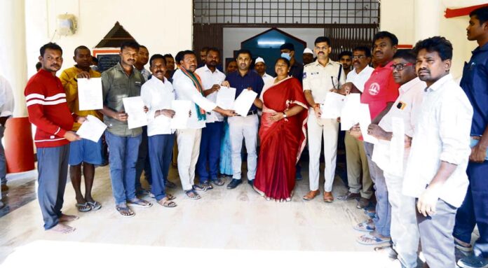 మేడారంలో భూములు ఇచ్చిన రైతులకు ఇండ్ల స్థలాలు