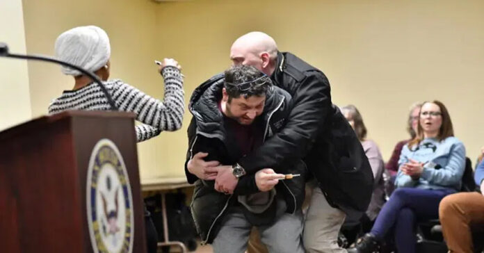 డెమోక్రటిక్ పార్టీ మహిళా నేత ఇల్హన్ ఒమర్పై దాడి