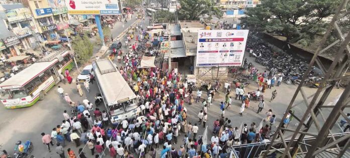 బస్సు ఢకొీని వృద్ధురాలు మృతి