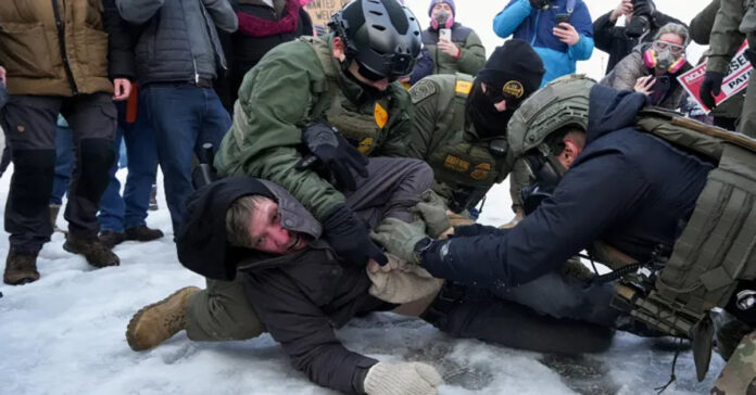 కవయిత్రిపై ఇమ్మిగ్రేషన్ అధికారుల కాల్పులు..యూఎస్ వ్యాప్తంగా నిరసనలు