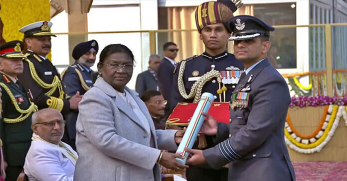 శుభాన్షు శుక్లాకు అవార్డు అందజేసిన రాష్ట్రపతి