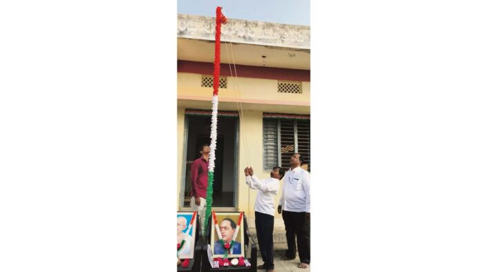 జాతీయ జెండాను ఎగిరేసిన స్వీపర్