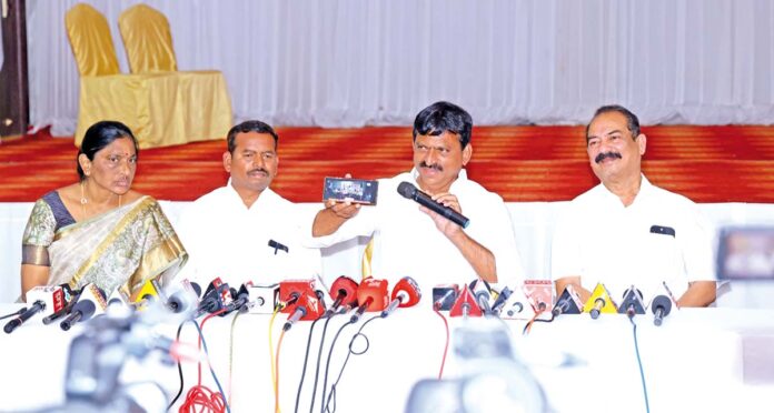 tapping the phone..!