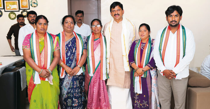 కాంగ్రెస్లోకి ఐదుగురు స్వతంత్ర కార్పొరేటర్లు