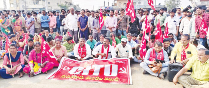 ఆరునెలల వేతనాలు వెంటనే చెల్లించాలి