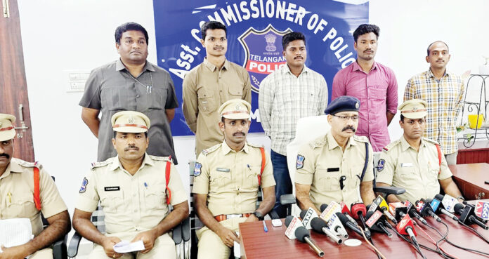 యుట్యూబర్ శ్రీనివాస్ హత్య కేసులో స్నేహితులే నిందితులు..!