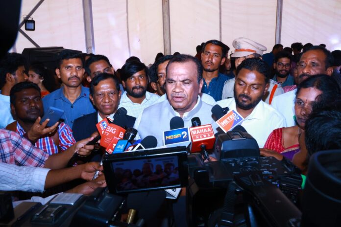 డాక్టర్లు మానవత్వంతో పని చేయాలి :మంత్రి కోమటిరెడ్డి వెంకట్ రెడ్డి