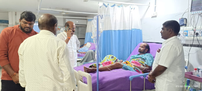 ఆస్పత్రిలో బాధితున్ని పరామర్శించిన మాజీ ఎమ్మెల్యే బాజిరెడ్డి