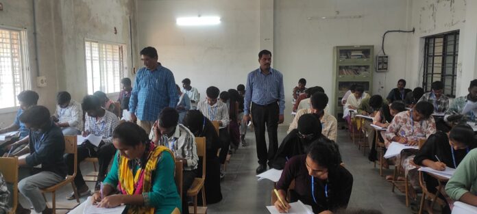 పరీక్షకేంద్రాన్ని తనిఖీ చేసిన వైస్ ఛాన్సలర్ టి. యాదగిరిరావు