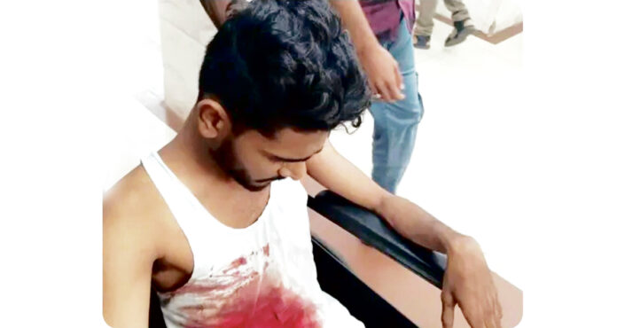 లిఫ్ట్ అడిగి కారు ఎక్కి .. డ్రైవర్పై కత్తితో దాడి