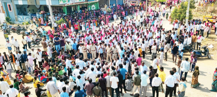 Harish Rao should not come to Etigadda Kishthapur.