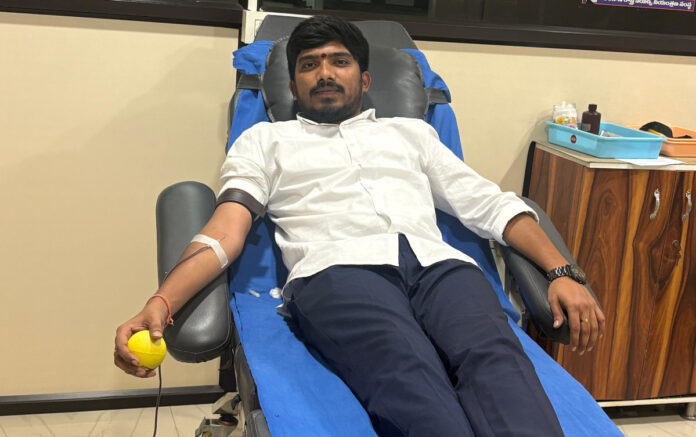 దుద్దిళ్ళ శ్రీనుబాబు జన్మదినం.. రక్తదానం చేసిన కడారి విక్రమ్