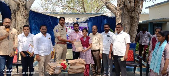 విద్యార్థులకు ప్యాడ్స్ అందించిన ఎస్సై