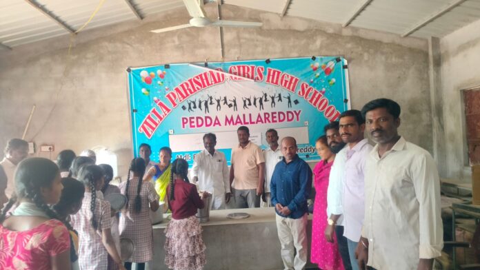 ప్రభుత్వ పాఠశాలలో మిడ్ డే మిల్స్ తనిఖీ