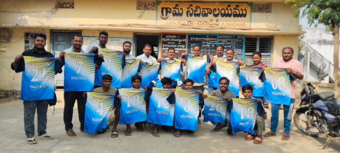 క్రీడల్లో రాణించి గ్రామానికి పేరు తేవాలి