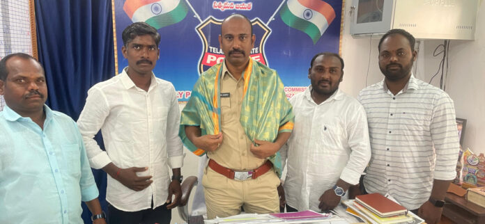 ఎస్ఐ అనిల్ రెడ్డిని కలిసిన విడిసి సభ్యులు