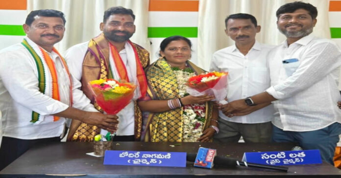 మున్సిపల్ చైర్మన్ ను సత్కరించిన మార్కెట్ కమిటీ డైరెక్టర్