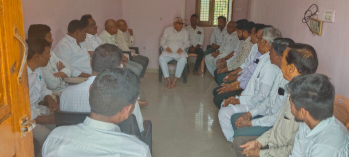 బాధిత కుటుంబానికి మాజీ ఎమ్మెల్యే పరామర్శ