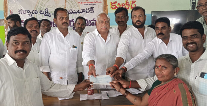 కల్యాణలక్ష్మి చెక్కులు పంపిణీ చేసిన ఎమ్మెల్యే