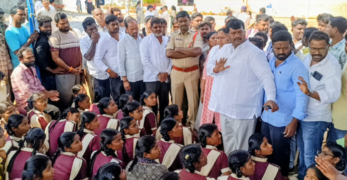 పురుగులన్నం మాకొద్దంటూ రోడ్డెక్కిన విద్యార్థినిలు