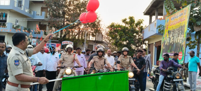 హెల్మెట్ ధరించండి సురక్షితంగా గమ్యం చేరండి: డీసీపీ