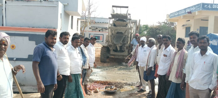 బీరెల్లి గూడెంలో సీసీరోడ్ల నిర్మాణానికి శంకుస్థాపన