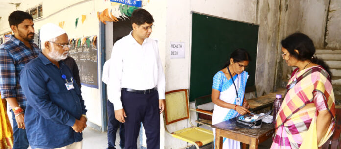 ఇంటర్ పరీక్ష కేంద్రాన్ని తనిఖీ చేసిన కలెక్టర్