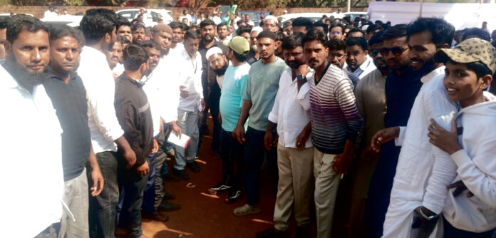 ఎస్కార్ట్ రక్షణతో క్యాంపునకు జహీరాబాద్ కౌన్సిలర్లు