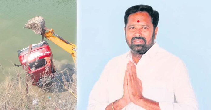 కాలువలో కారు బోల్తా.. వ్యక్తి మృతి