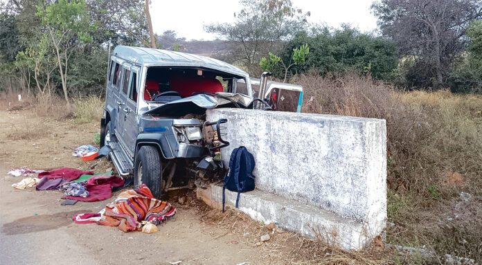 దైవ దర్శనానికి వెళ్తూ..