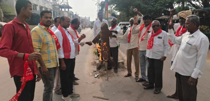 చిన్నారిని కాళ్ళతో తన్ని చంపిన అగ్రవర్ణ పెత్తందారులను అరెస్ట్ చేయాలి