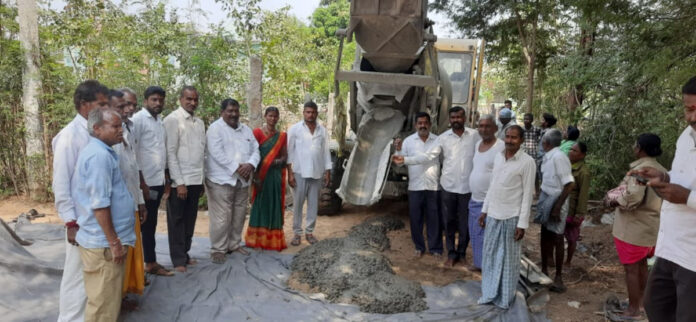 సీసీరోడ్డు నిర్మాణ పనులకు శంకుస్థాపన