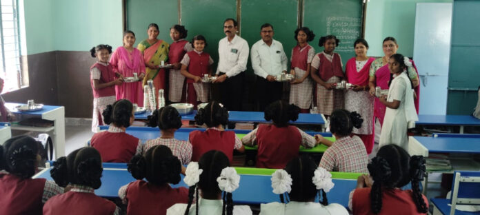 కేజీబీవీ విద్యార్థినులకు స్టీల్ ప్లేట్లు, గ్లాసుల పంపిణీ