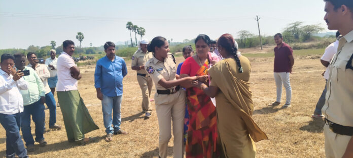 విద్యుత్ సబ్ స్టేషన్ కు తమ పొలం ఇవ్వబోమంటూ రైతులు పనుల అడ్డగింపు