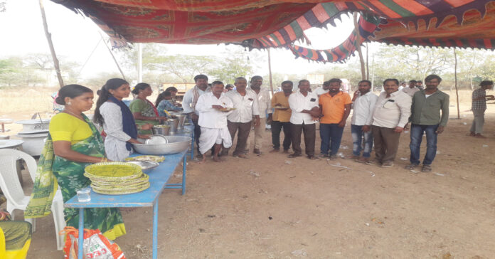 బీరప్ప వద్ద అన్నదాన కార్యక్రమం