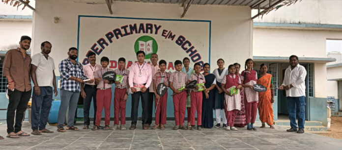 విద్యార్థులకు స్పోర్ట్స్ కిట్స్ అందజేత