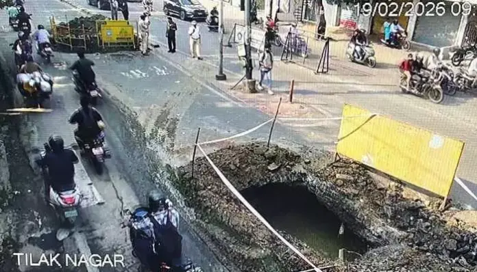 హైదరాబాద్లో కుంగిపోయిన రోడ్డు..