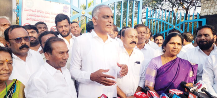 ఖాకీ బుక్కు కాంగ్రెస్ పార్టీకి చుట్టమైందా?